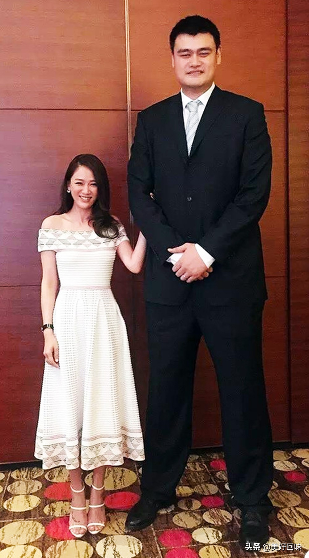 姚明刘德华(姚明和明星合影:易建联,六小龄童,曾志伟,刘德华,冯小刚)