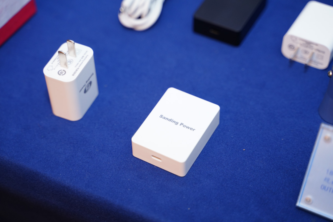 不止OPPO，这些厂商都推出了超薄快充新品