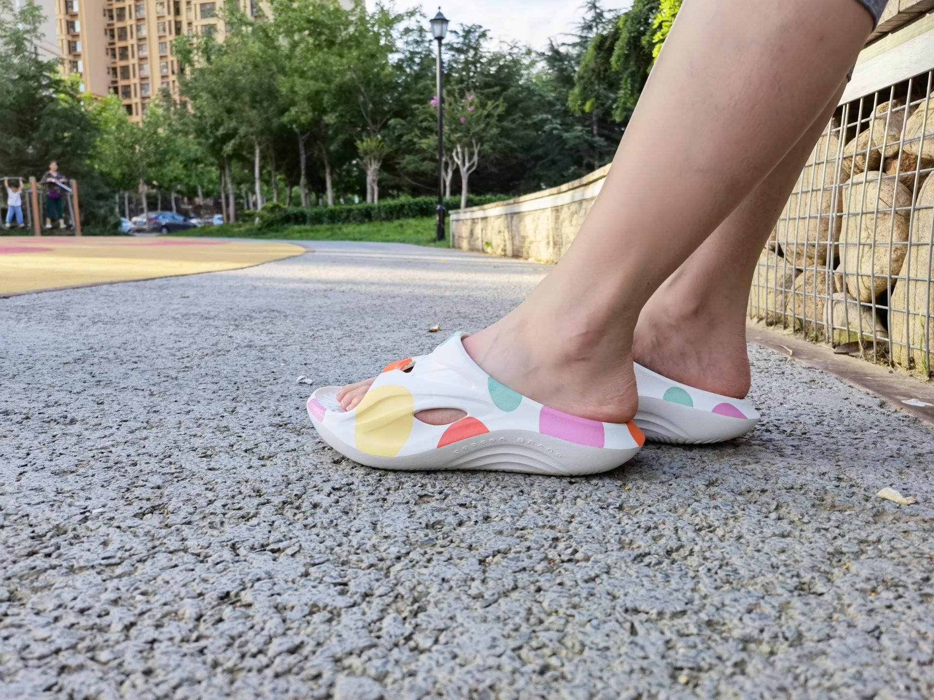 运动之后给你的双脚做个spa，咕咚舒缓拖鞋快速缓解运动疲劳感