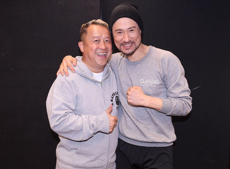 Zeng Zhiwei and Zhou Libo toured the film and television park, wearing ...
