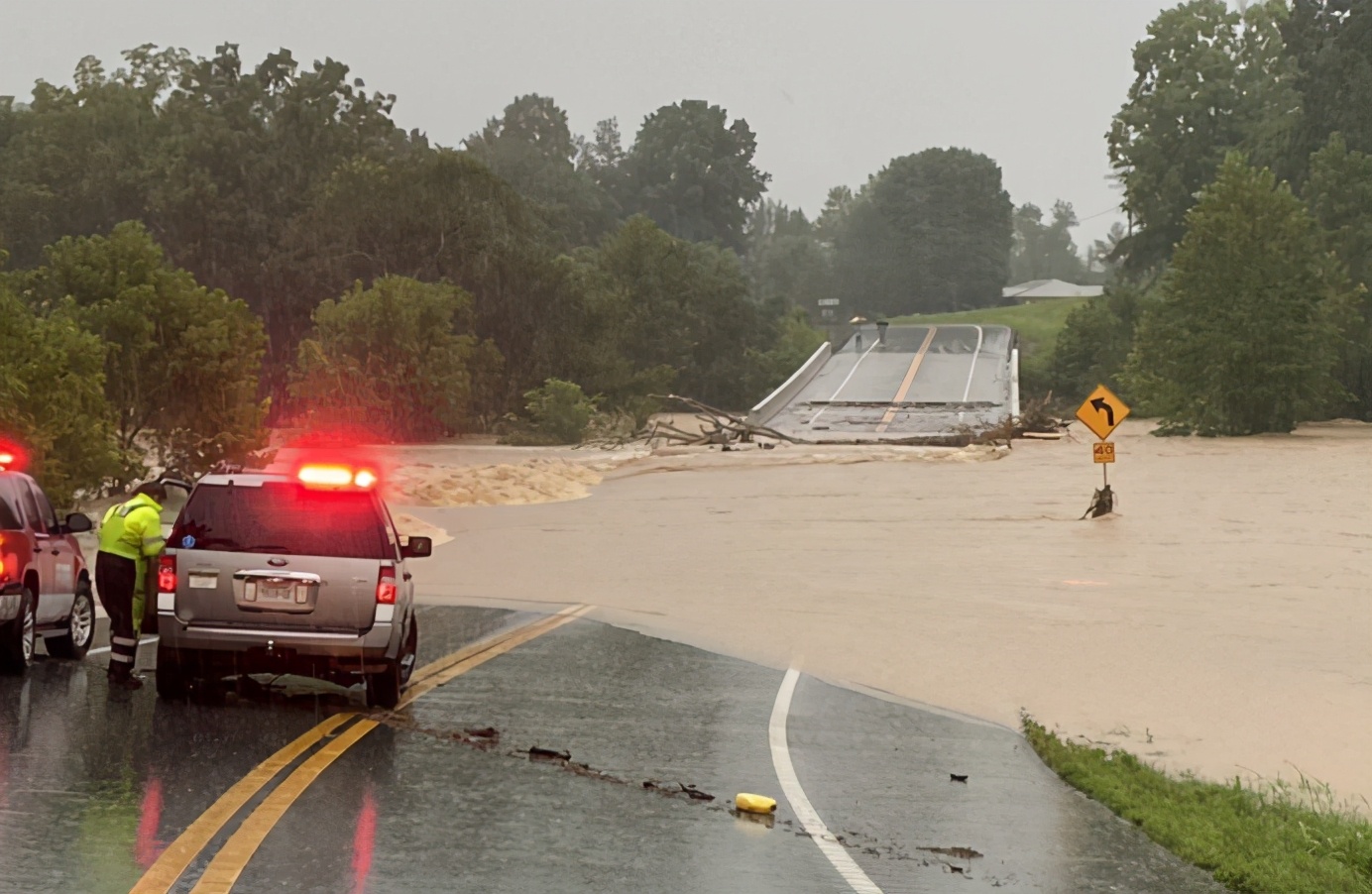 美國變成“海”了？ 毀滅性洪水襲擊田納西州，已有數十人遇難