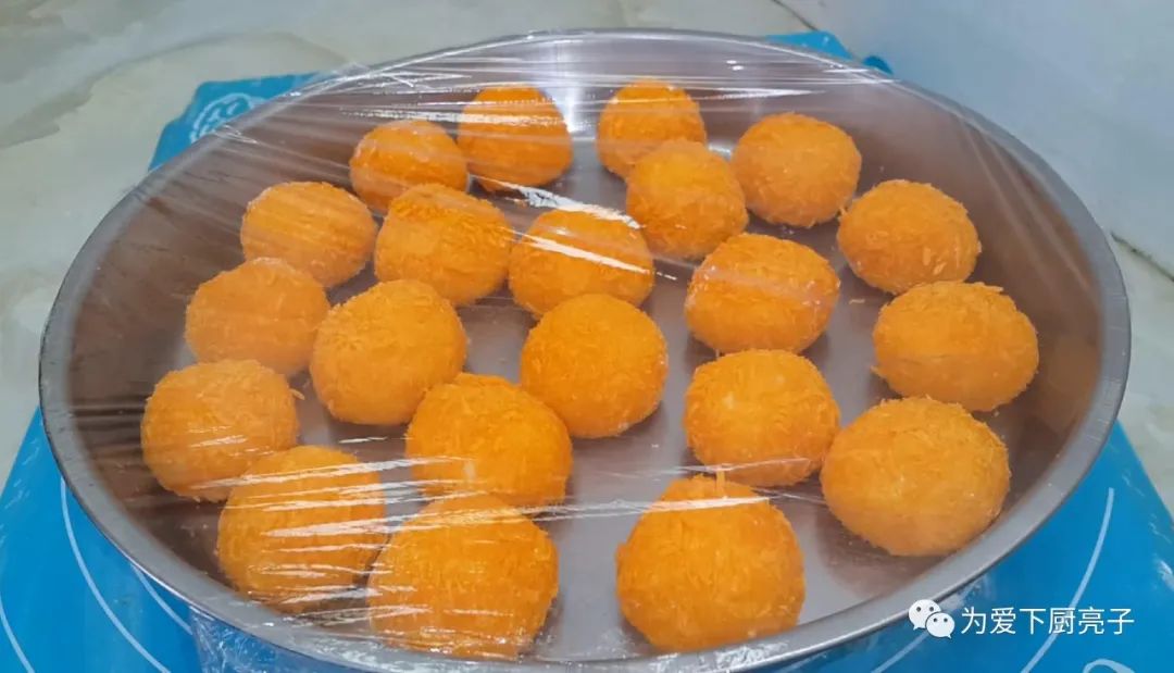 自制南瓜丸子的做法，锅里一炸，出锅不发硬不吸油，全家都抢着吃