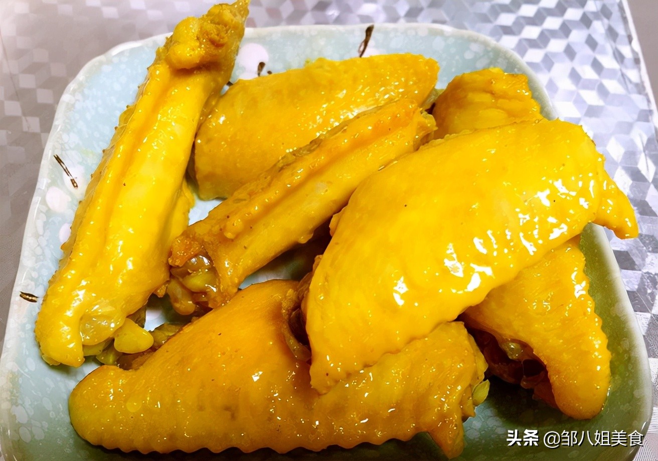 在家做道盐焗鸡翅，金黄诱人，皮滑肉嫩，有电饭锅就行，教您做法
