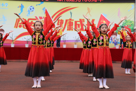 贵州长顺：千名小学生以身“绘”党旗 为建党100周年献礼