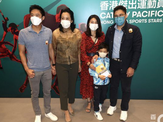 郭晶晶为婆婆庆生表感谢！打扮精致气质不俗，两人亲密合影似姐妹