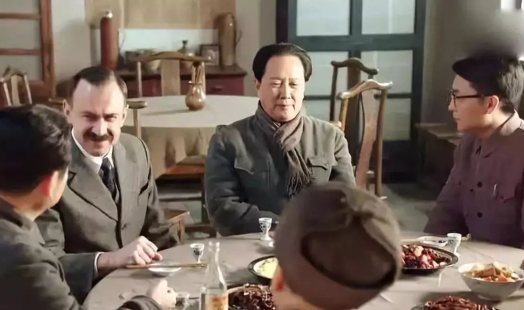 毛泽东的智慧和骨气：35个辣椒“灌醉”米高扬，到苏联不吃死鱼