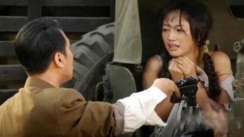 于和伟：50岁大红视帝，曾和小14岁女星传绯闻，结发妻子也是演员