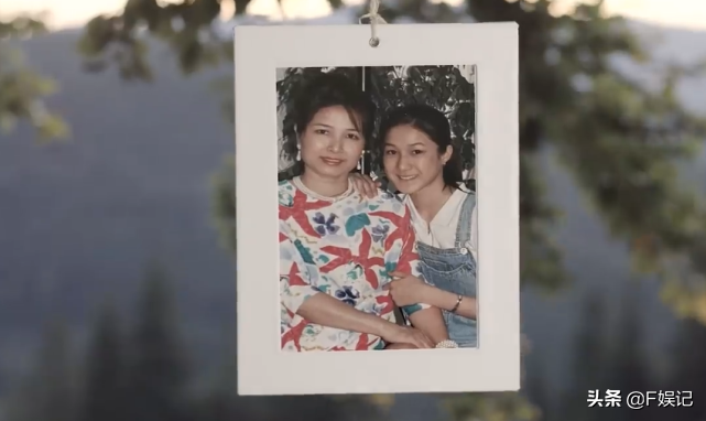 鍾嘉欣帶子女和媽媽同框出鏡賀母親節一家人牽手的背影合照很溫馨