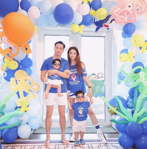 安以轩夫妇庆祝儿子满两岁，66和妹妹罕露正脸，一个像爸一个像妈