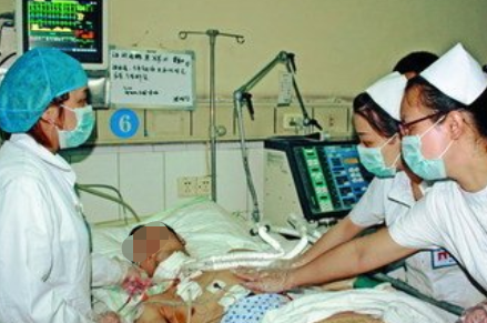 杀人犯一天监狱没进过，纸面服刑15年后摇身上任当村官，再犯贪污罪入狱处罚金20万