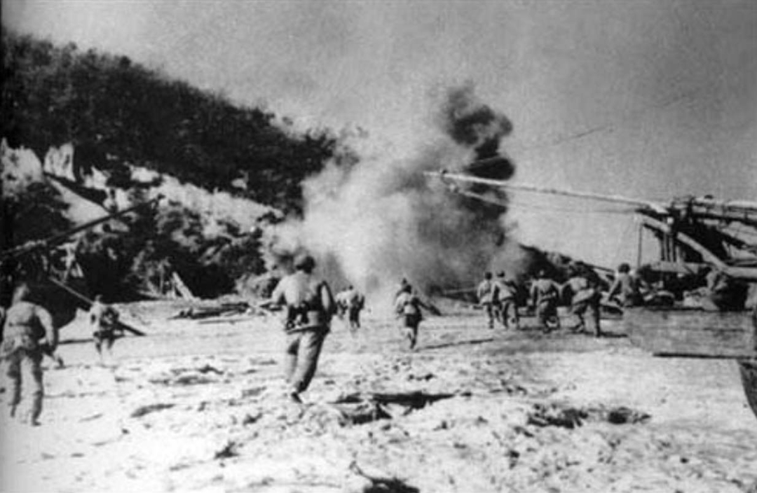 志愿军穿上英军衣服指挥美军战机，对着周围英