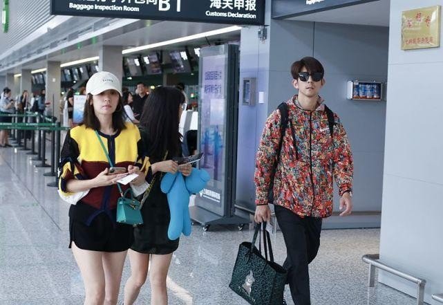 贾静雯修杰楷携大女儿走机场，母女俩穿同款短款，妈妈比女儿更白