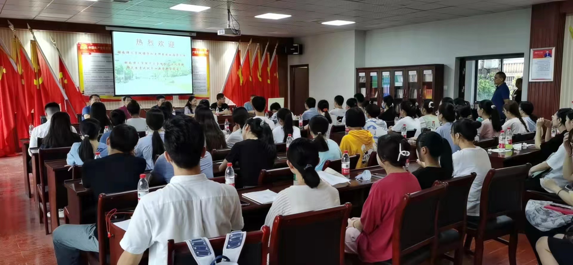 湖南理工学院实习队到岳阳市十三中实习