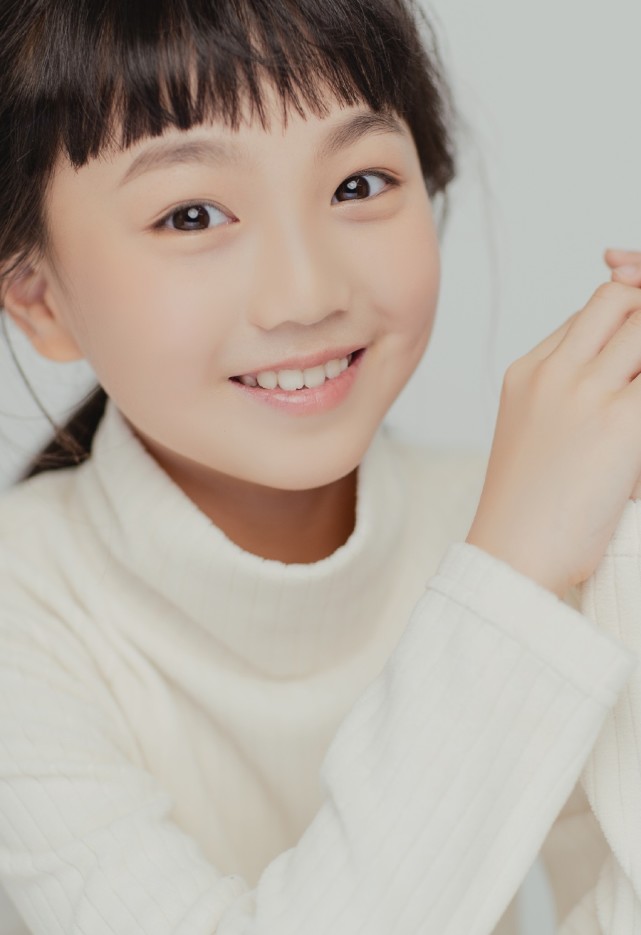 越長大越漂亮，小山竹近照美得不像話，鄧倫看了也要被閨女美到