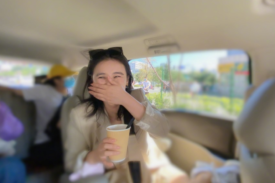 马思纯现身《脱口秀大会》观众席，素颜出镜略显害羞，笑容太治愈