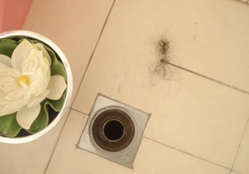 Using baking soda with white vinegar and dish soap can remove stains on