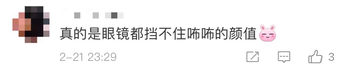 贾静雯晒好友团合照，咘咘戴眼镜仍难掩漂亮，小女儿却似不开心？