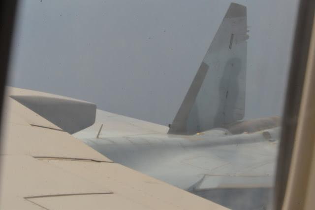 敢动吗？两架苏35同时迫近，美P8A成了“夹心饼干