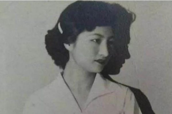 美女特务被遗弃在大陆，等了30年也没被召回，无奈嫁农民生8个娃