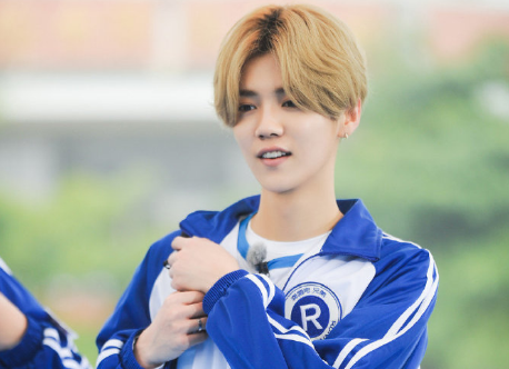 男明星学生装：任嘉伦民国范，鹿晗少年感，却都不如肖战惊艳？