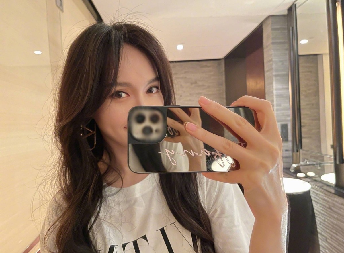 37岁唐嫣晒自拍，小腹平坦破二胎传闻！被罗晋宠爱愈发娇艳