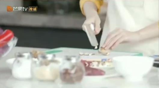 鞠婧祎有多装？上综艺节目笑都不敢笑，网友：