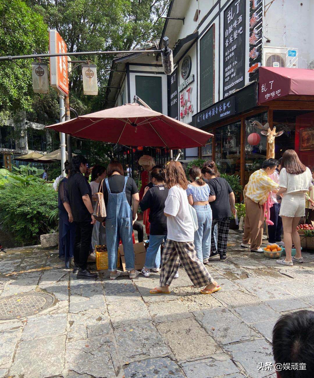 小沈阳穿水手服摆摊，看到一旁周深穿的衣服，