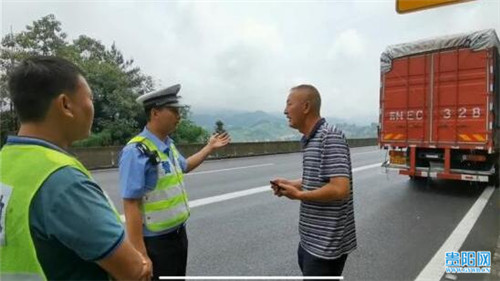 江苏司机不敢过高架桥，向遵义交警“报警”求助