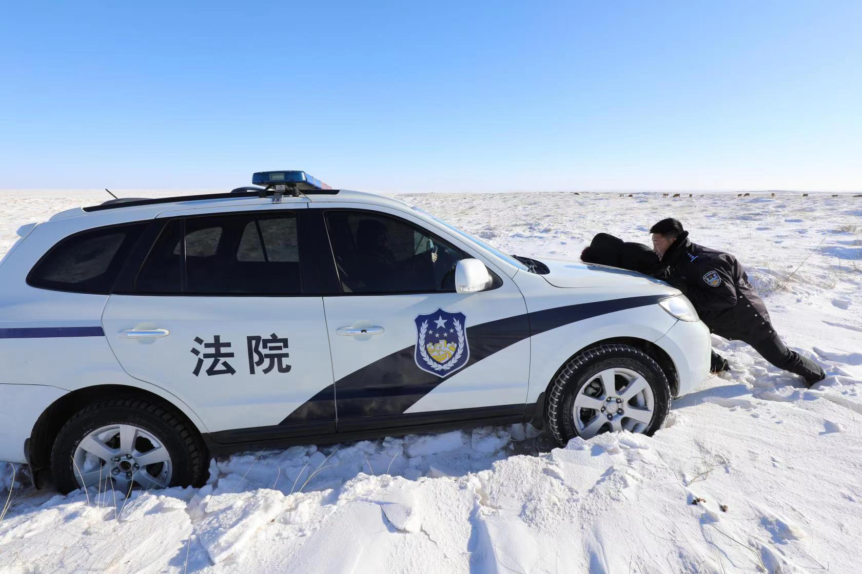 骑着骆驼去办案  草原深处彰显司法温度