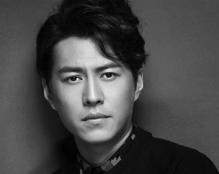 靳东：两次爱上离婚妇女，不顾家人反对娶了二