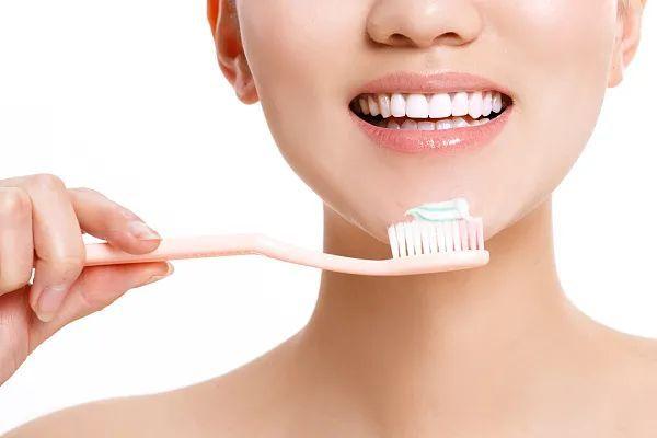 早起嘴巴發苦、發臭，或許跟這3個原因有關聯，不妨了解一下