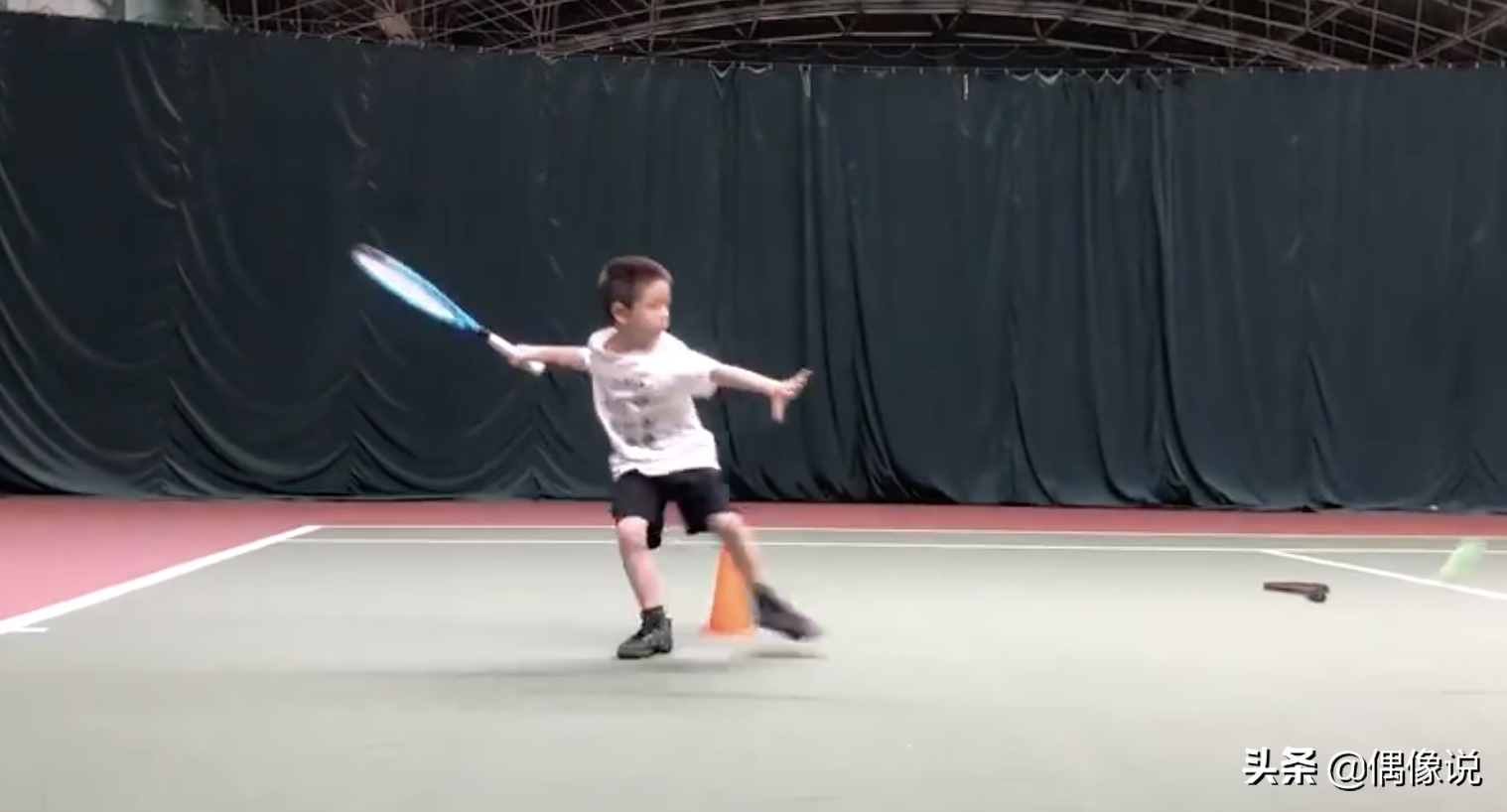 杜江7岁儿子嗯哼看奥运会很激动，在家练习跳高，姿势标准有潜力