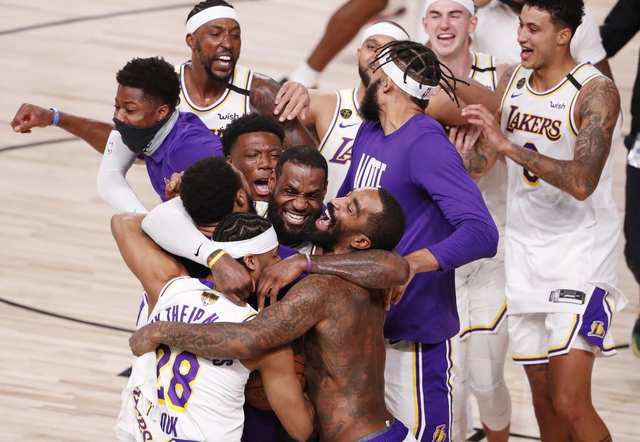 【影片】JR又脫衣服了！時隔4年再次獲得總冠軍，這一次他要「裸」幾天？-黑特籃球-NBA新聞影音圖片分享社區