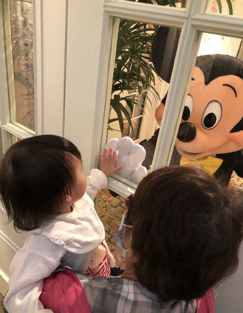 杨怡罗仲谦为彼此庆生，打卡迪士尼温馨度过，女儿小珍珠软萌可爱