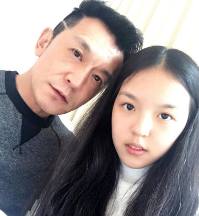 在美国做完最后一次化疗后，李咏握着妻子的手