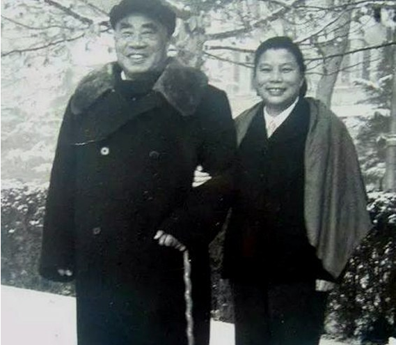 她是副国级，丈夫是正国级，丈夫105岁时瘫痪的她突然站起走路了