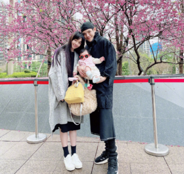 向佐晒照高调表白老婆！两人贴身相拥好甜蜜，穿情侣鞋互动太有爱