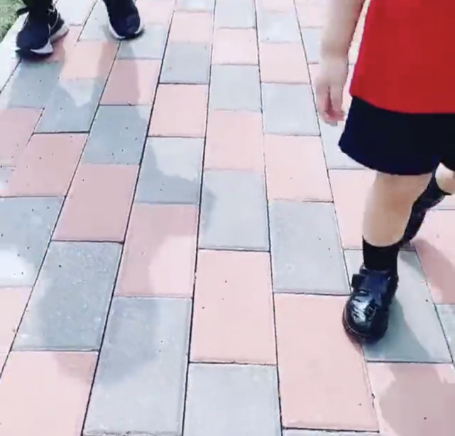 陈晓陈妍希送儿子上学，小星星走出大哥步伐，穿校服肉乎乎太可爱