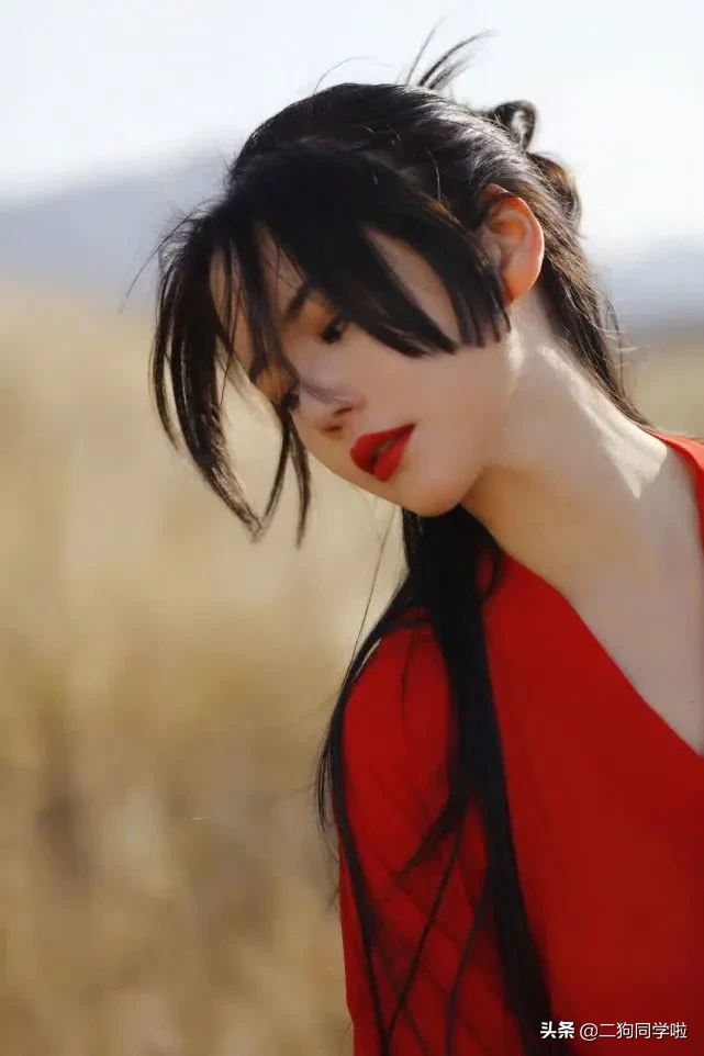 新版周芷若颜值也是超高，气质美艳动人特别是红衣造型也太美