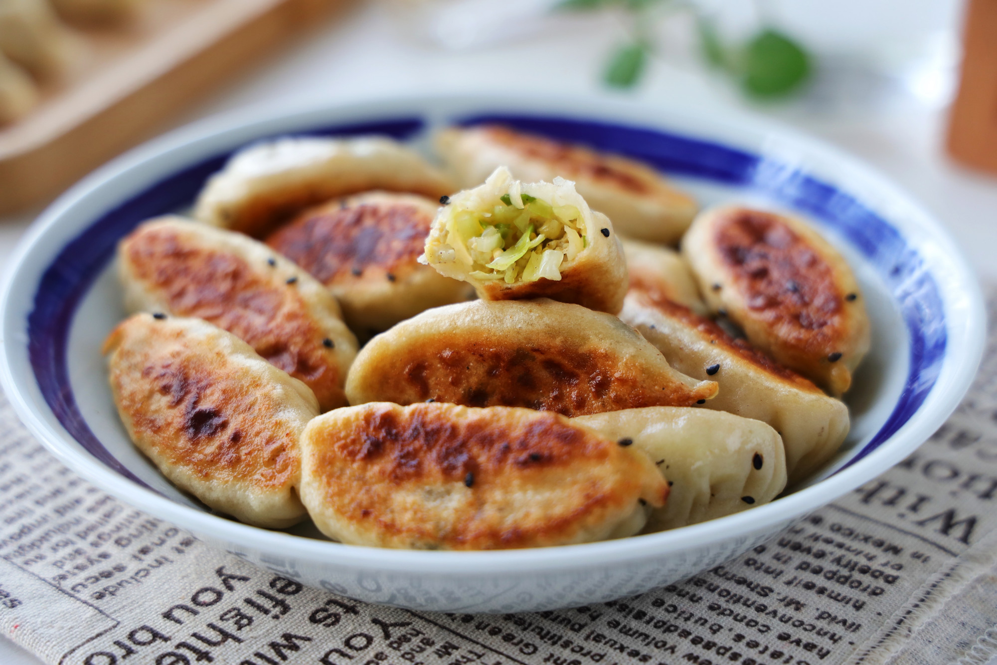 包菜還可以這樣吃，皮薄餡大，金黃酥脆，一人吃一盤都不膩，香