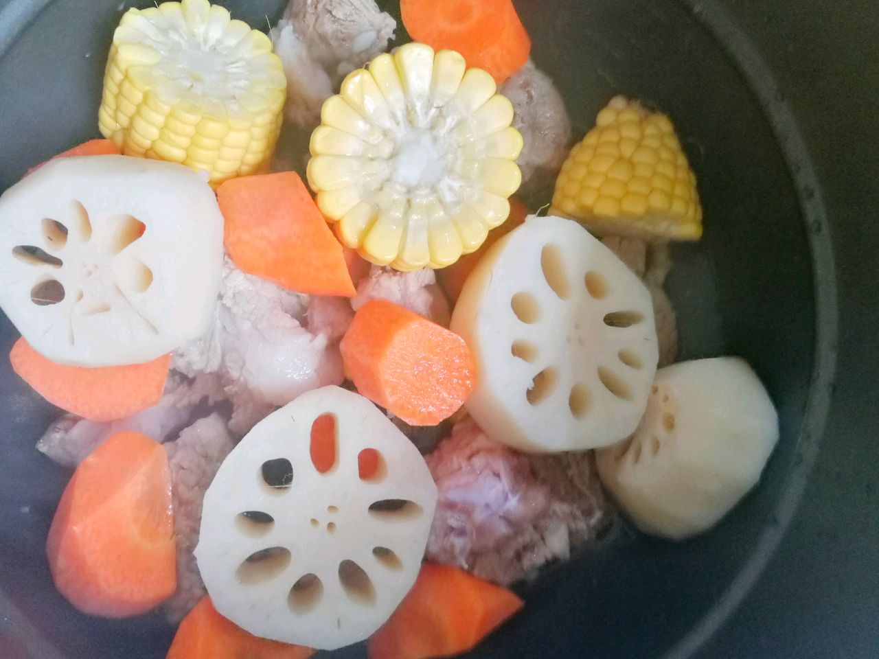 蓮藕可以養顏美容，延緩衰老，和排骨一起熬湯，味道非常鮮美
