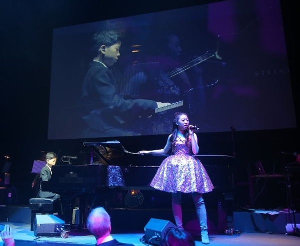 甄子丹17歲女兒太清純！ 抱吉他自彈自唱，曾因打扮大膽被嘲顯老