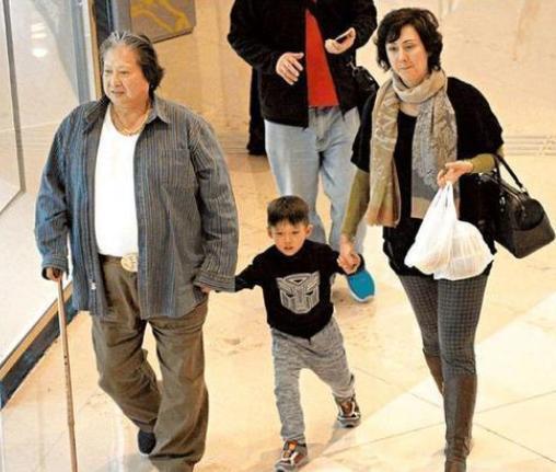 68岁洪金宝暴瘦到认不出，儿媳回应“断食法”瘦