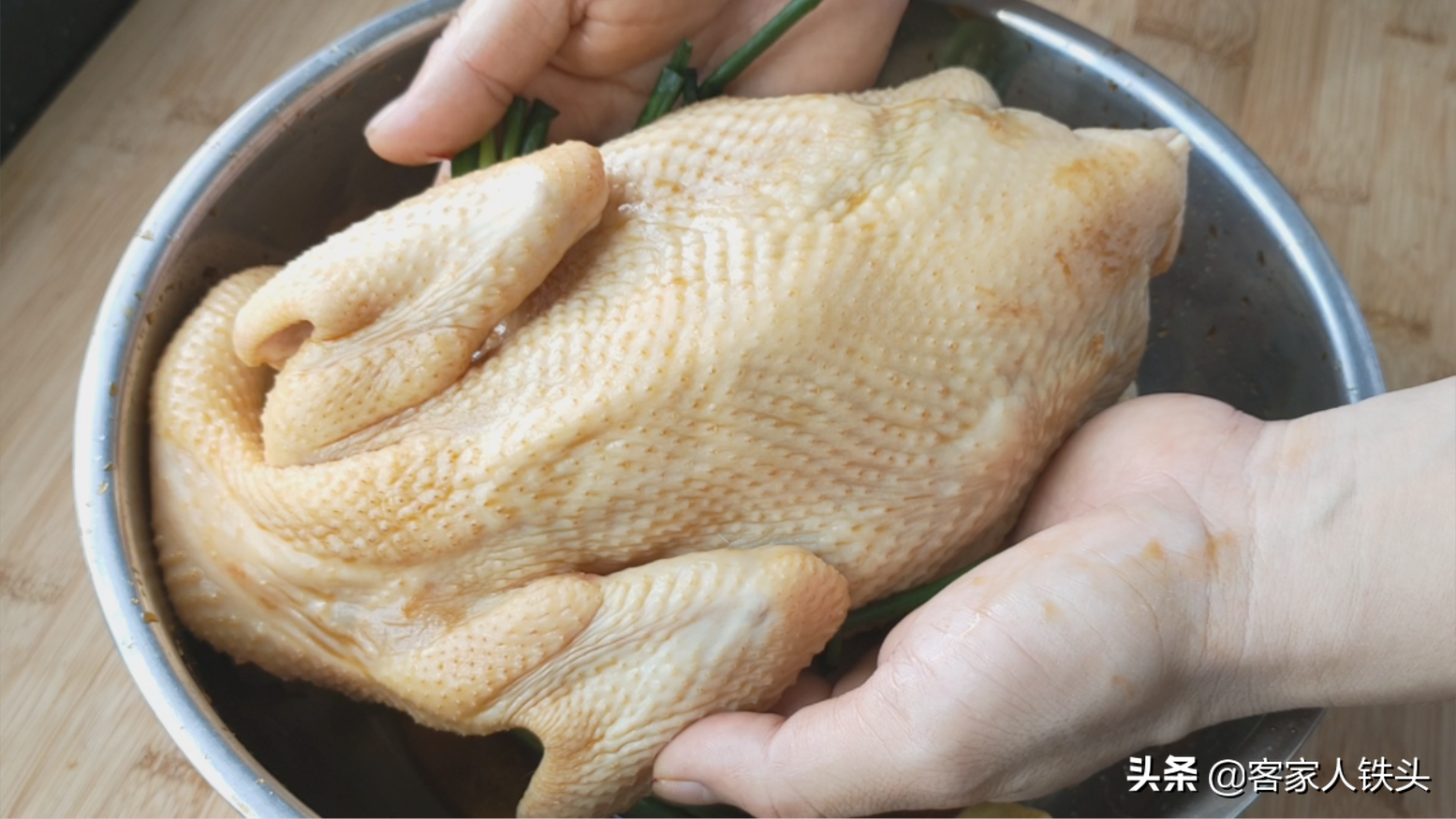 客家人吃鸡真有一套，一整只放电饭锅里，皮香肉滑，好吃到不想停