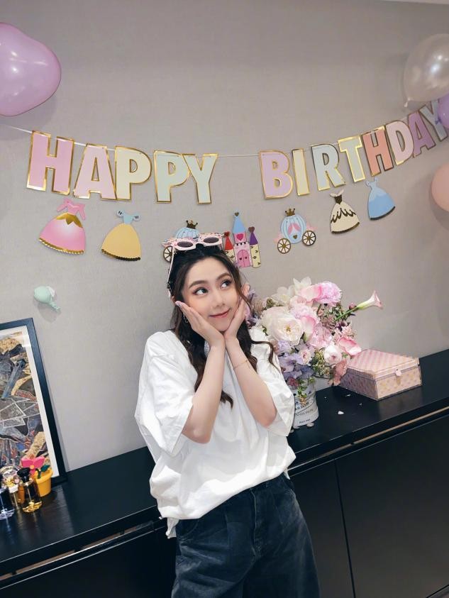 邓紫棋晒照庆生，相恋4年男友也低调现身，送巨型玫瑰花太浪漫