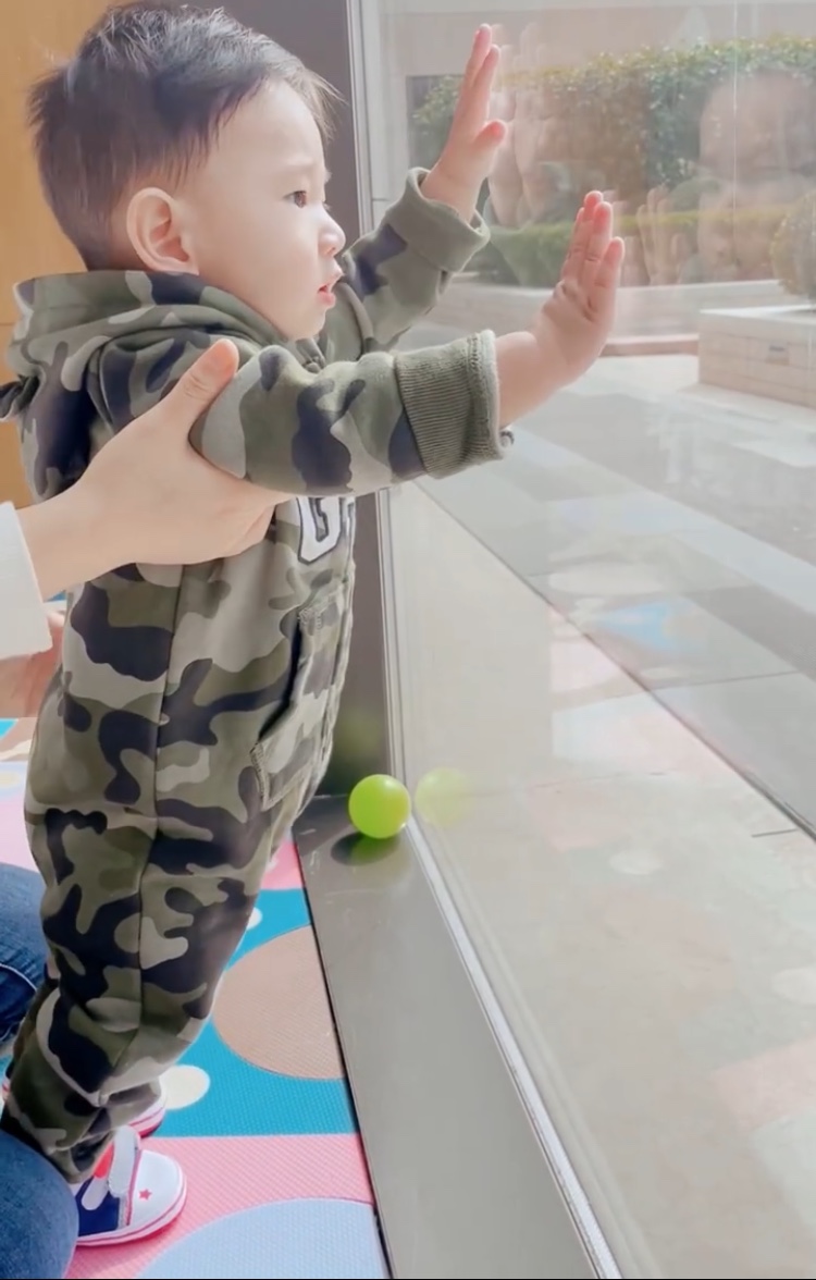 應采兒倆兒子上演“兄弟情深”戲碼，小小春帥氣，hoho可愛