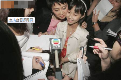 赌王78岁生下的孩子何超欣，被疑是与利智所生，网友：太像了