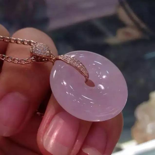 红翡绿翠紫为贵：美若天仙的紫罗兰花翡翠鉴赏