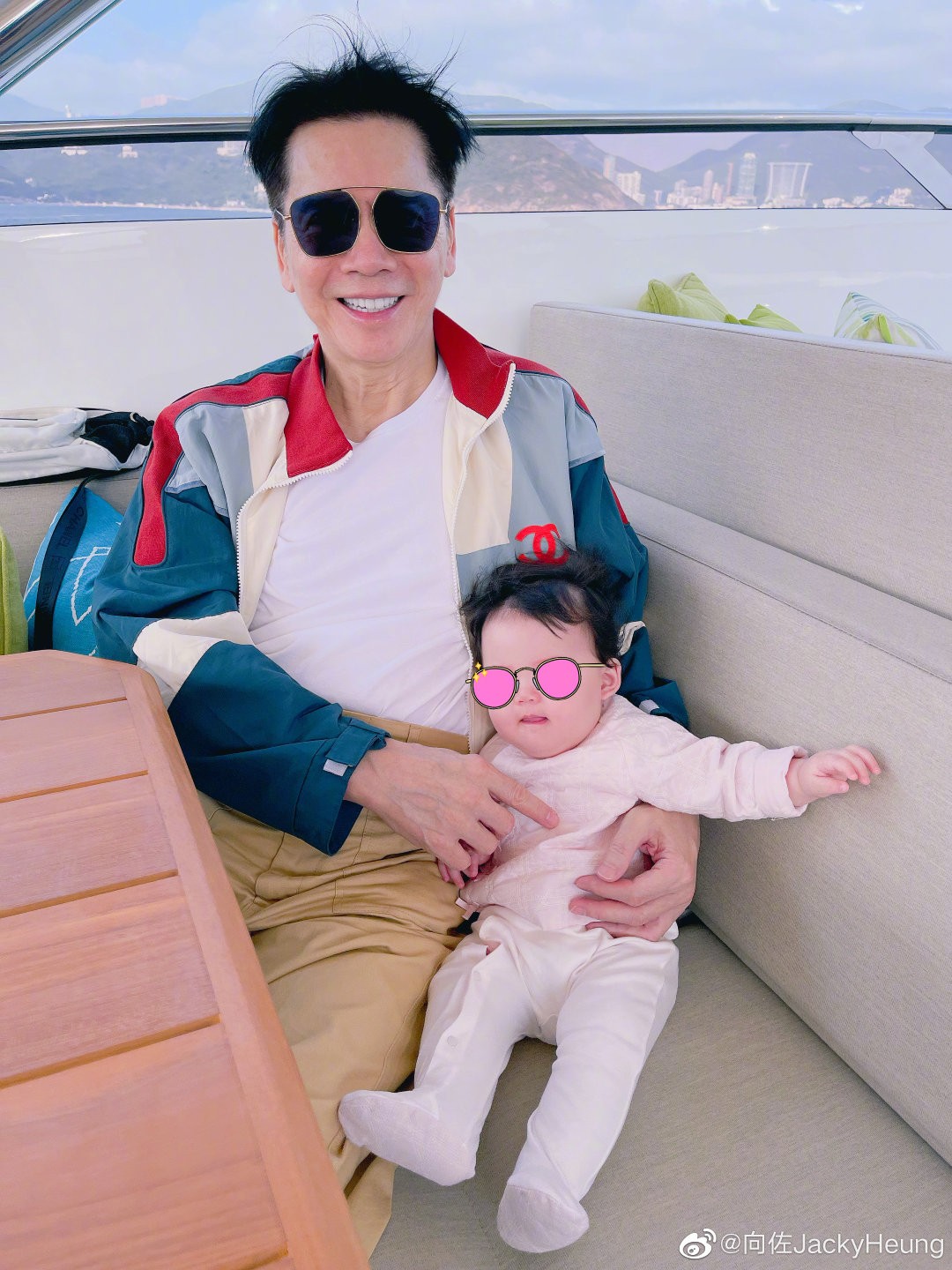 向佐父亲节因工作疫情和女儿分隔两地，向太申请开私人飞机接送