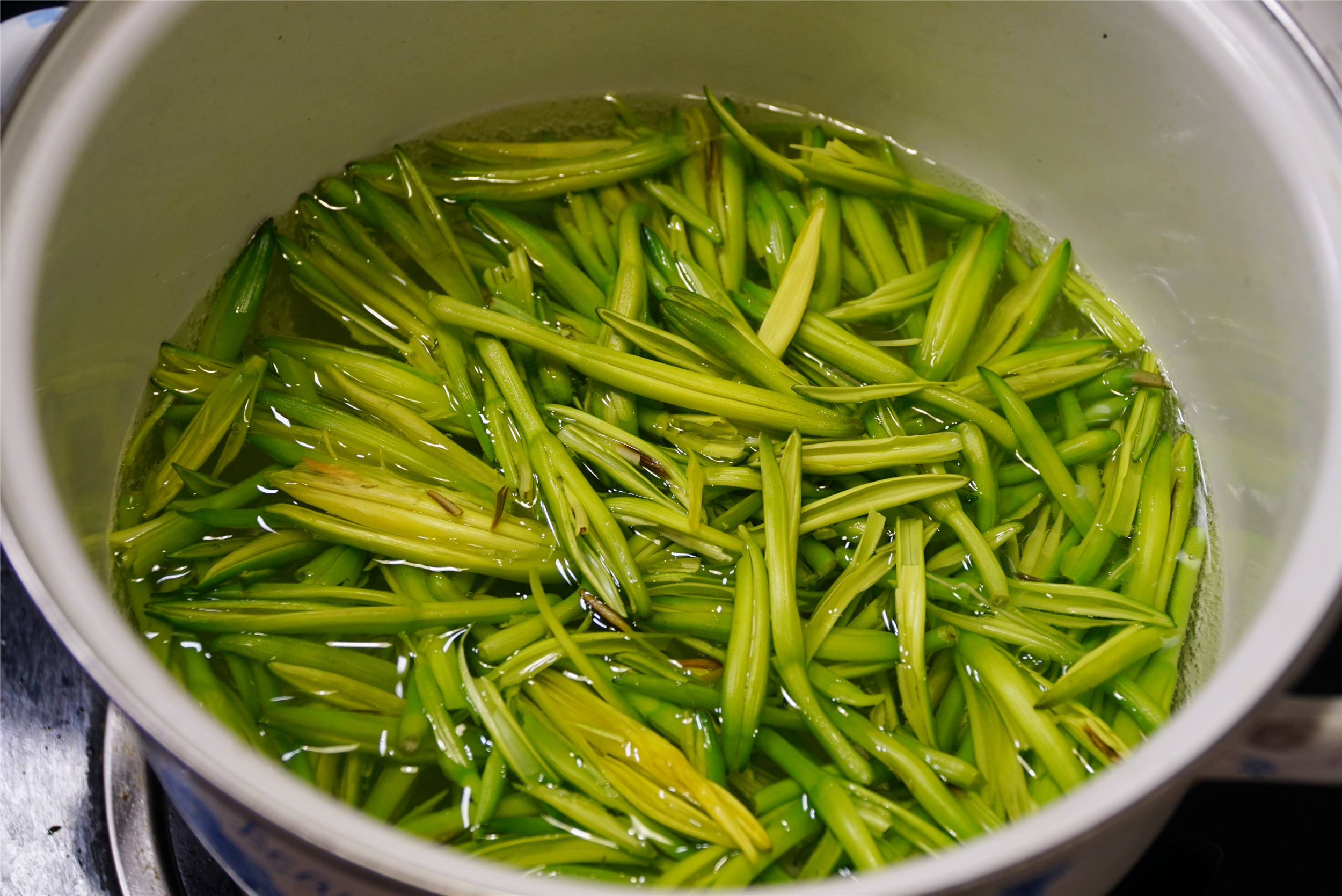 新鲜黄花菜有毒，不要直接吃，炒之前处理2步，毒性全消味道香